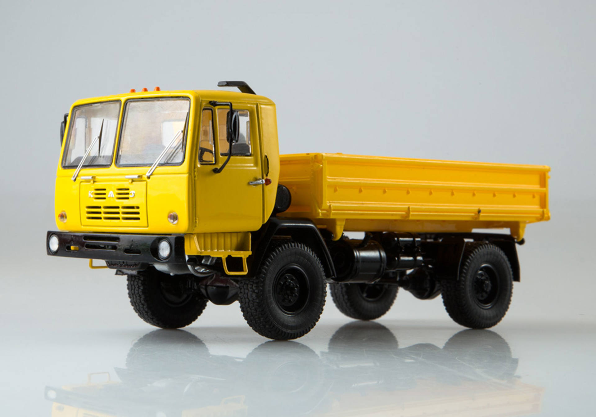 KAZ-4540 Pritschen-LKW, gelb