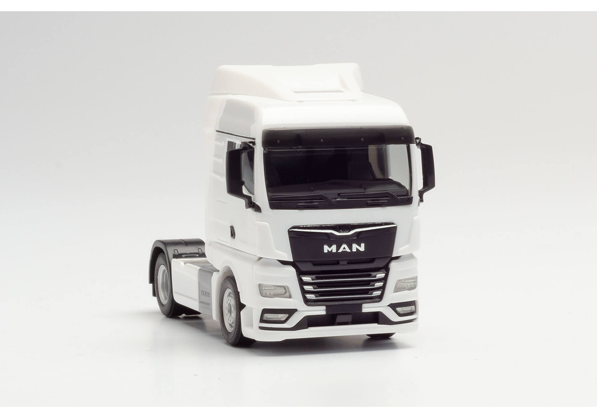 MAN TGX GM solo tractor, white