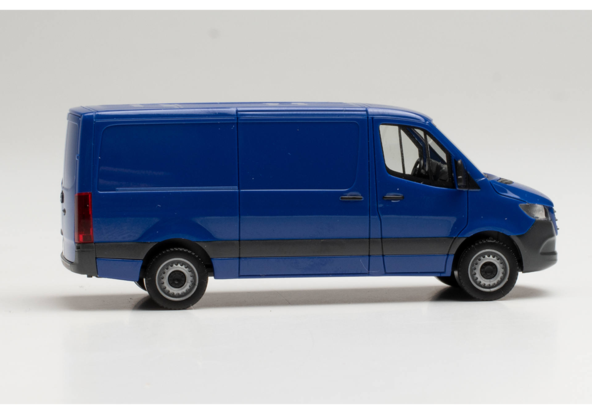 Mercedes-Benz Sprinter `18 box low roof, ultramarine blue
