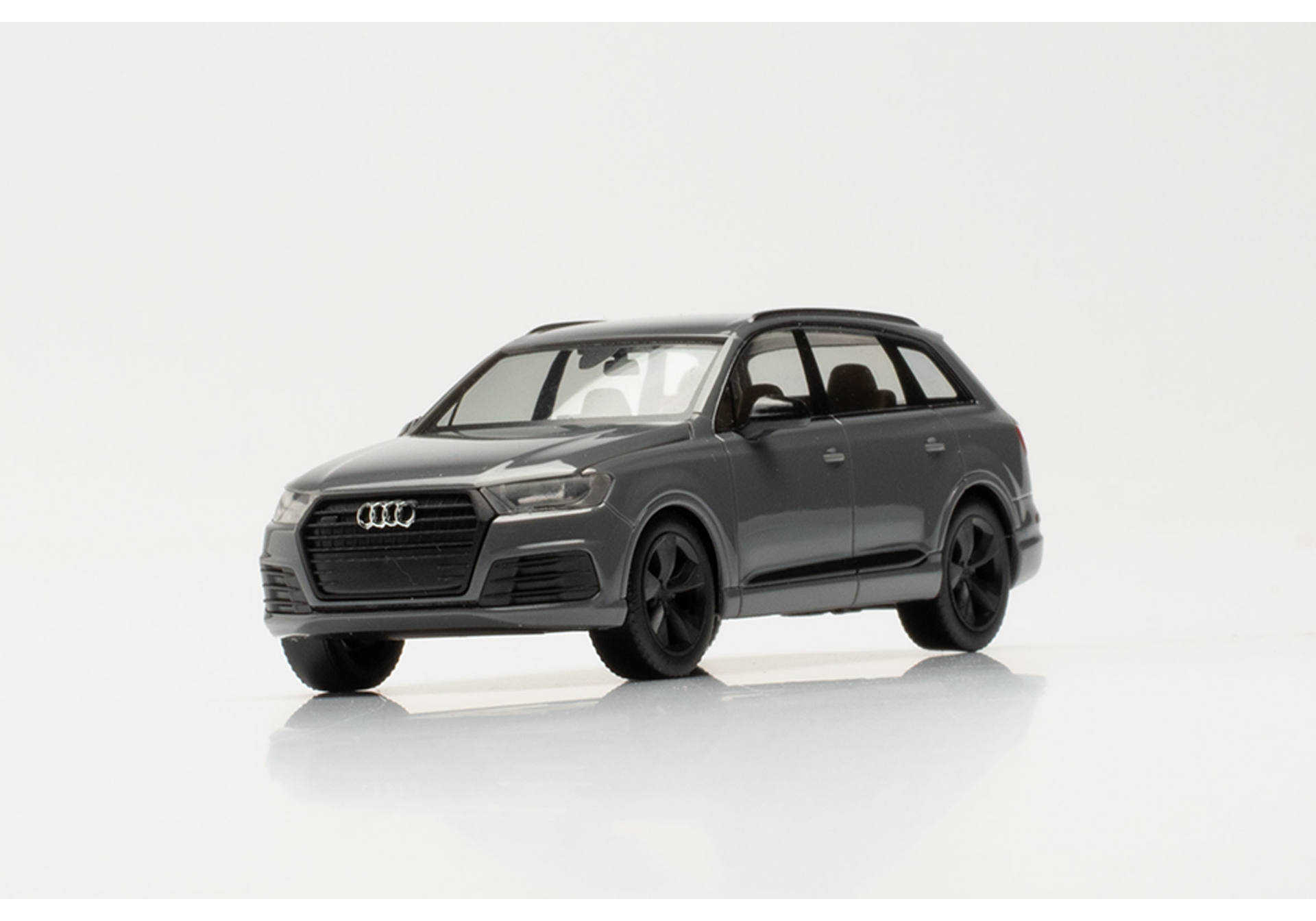 Audi Q7, nardo grey with black rims