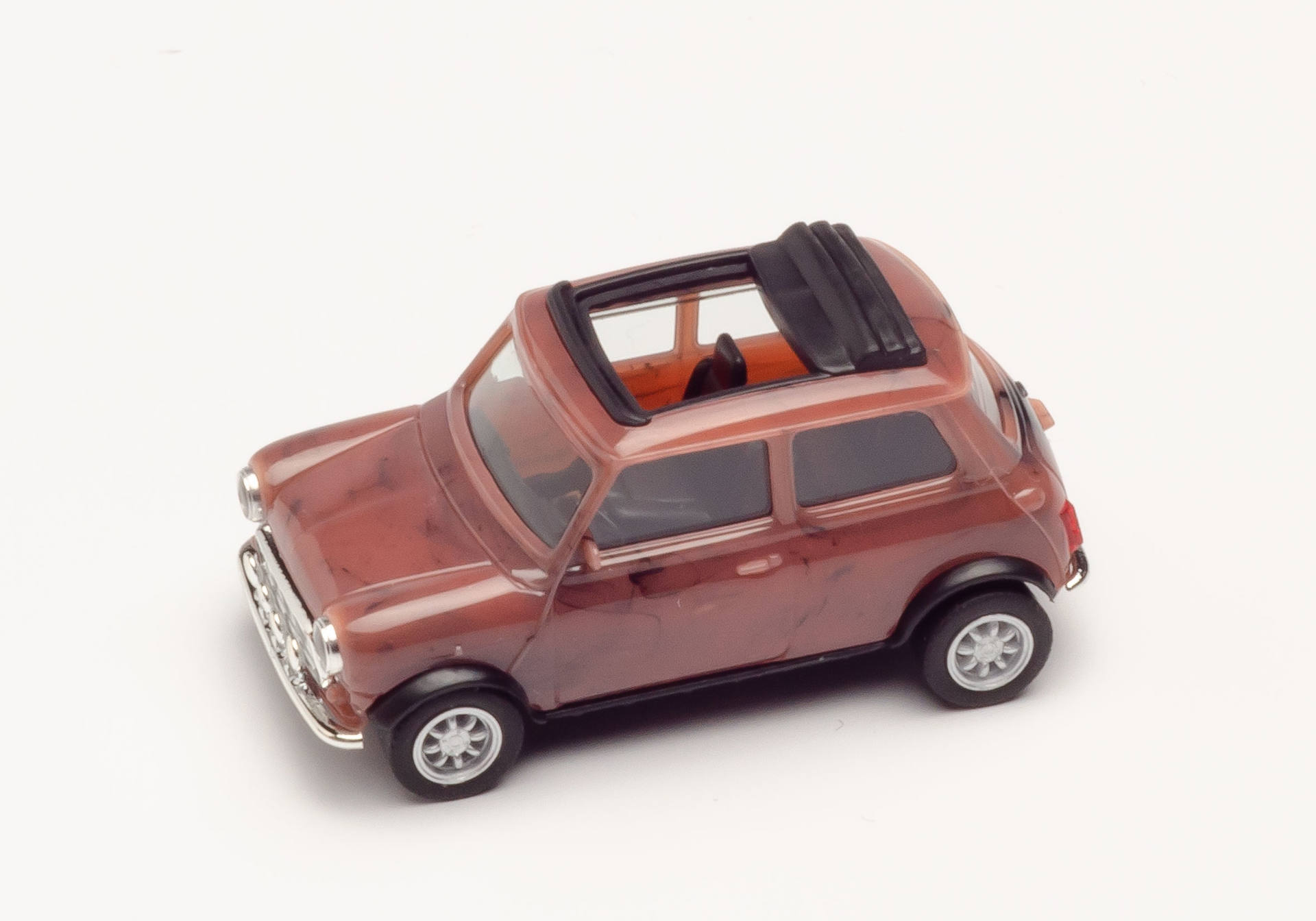 Mini Cooper mit Zusatzscheinwerfern, marmoriert