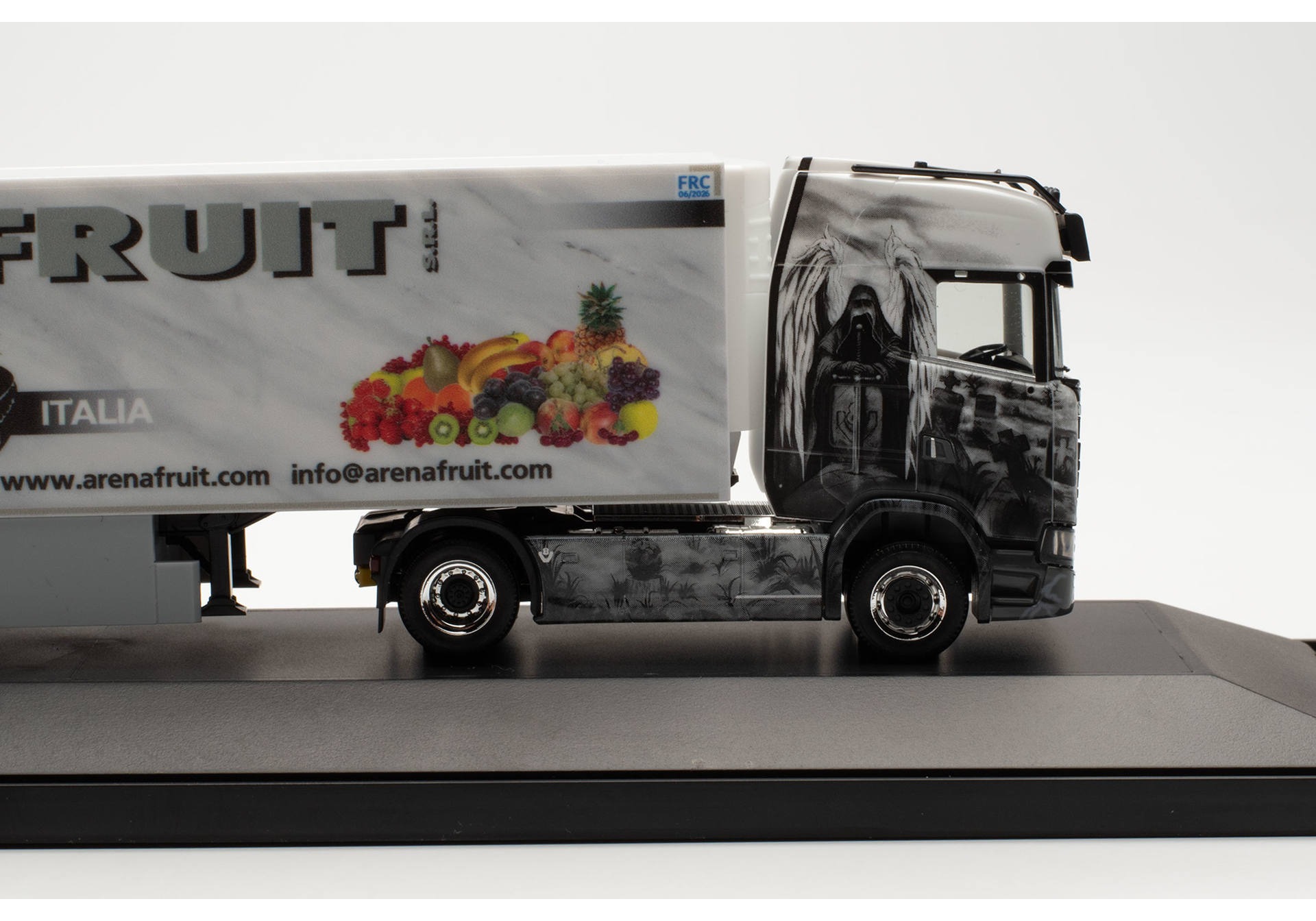 Scania CS 20 HD refrigerated box semitrailer truck „Arena Fruit“ (Italy/Santa Maria di Zevio)