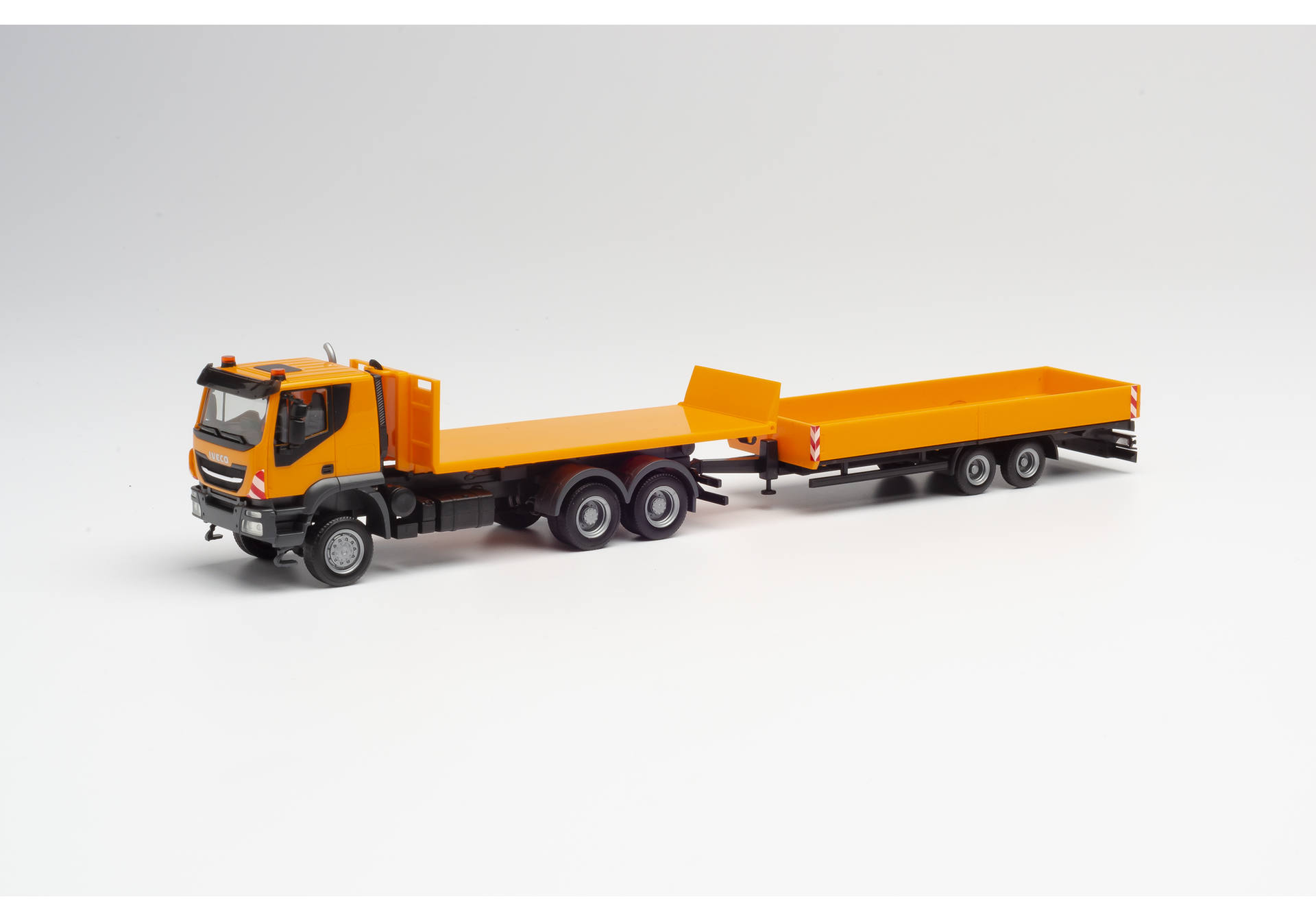 Iveco Trakker 6×6 roll-off flatbed truck with low-boy trailer