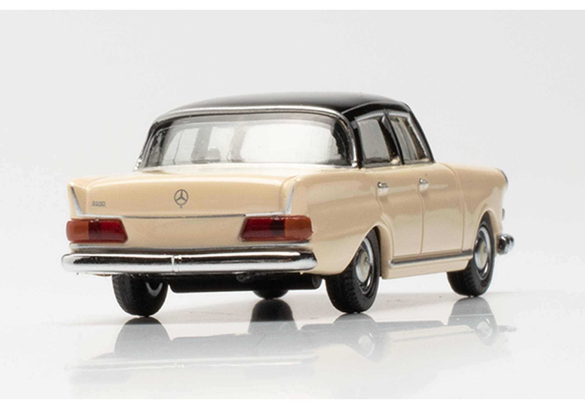 Mercedes-Benz 200 Heckflosse, creme