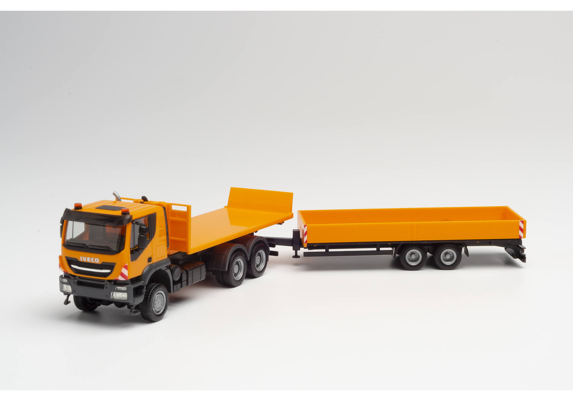 Iveco Trakker 6×6 roll-off flatbed truck with low-boy trailer