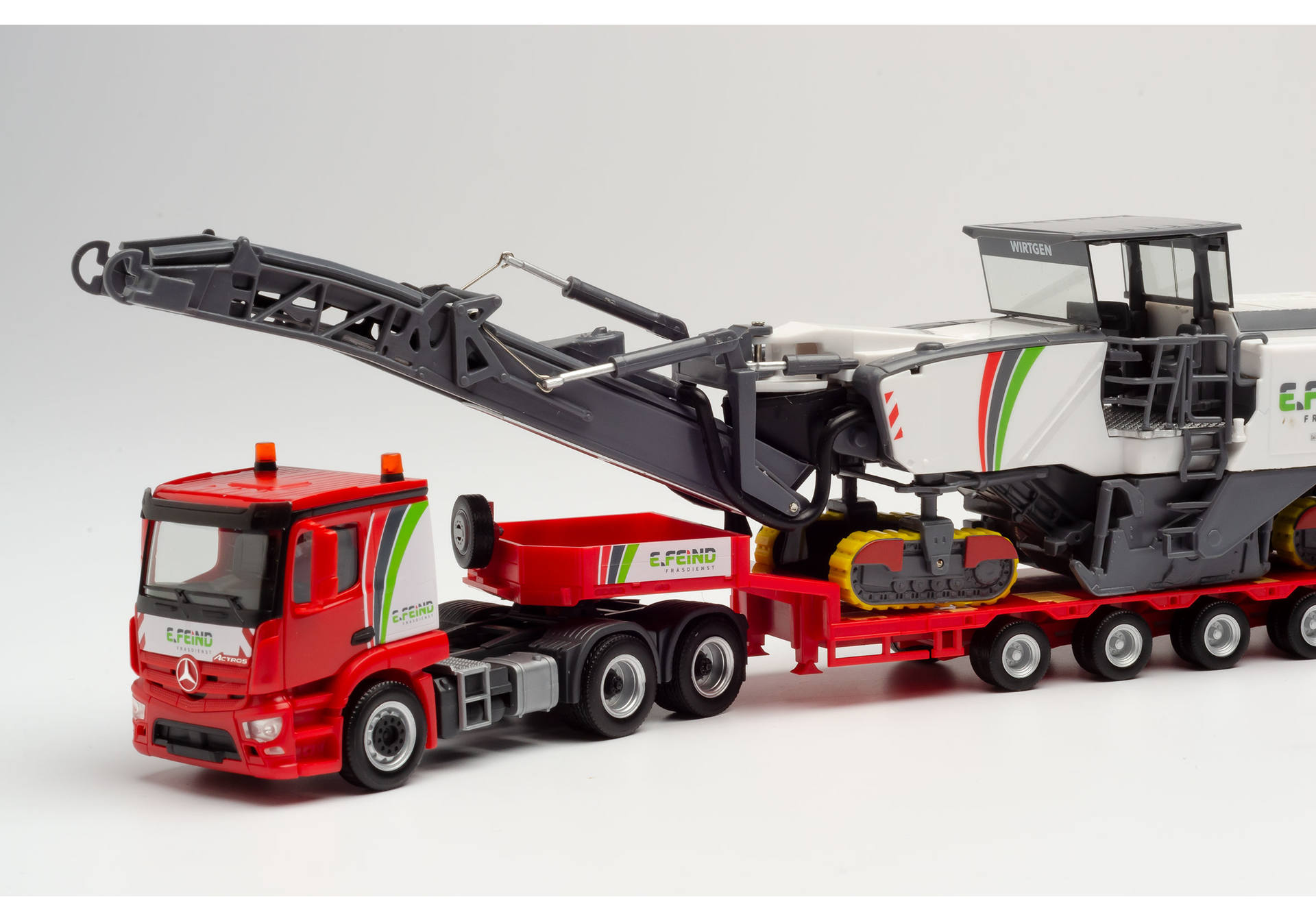 Mercedes-Benz Actros low boy semitrailer with Wirtgen 250i "Enrico Feind Frästechnik"