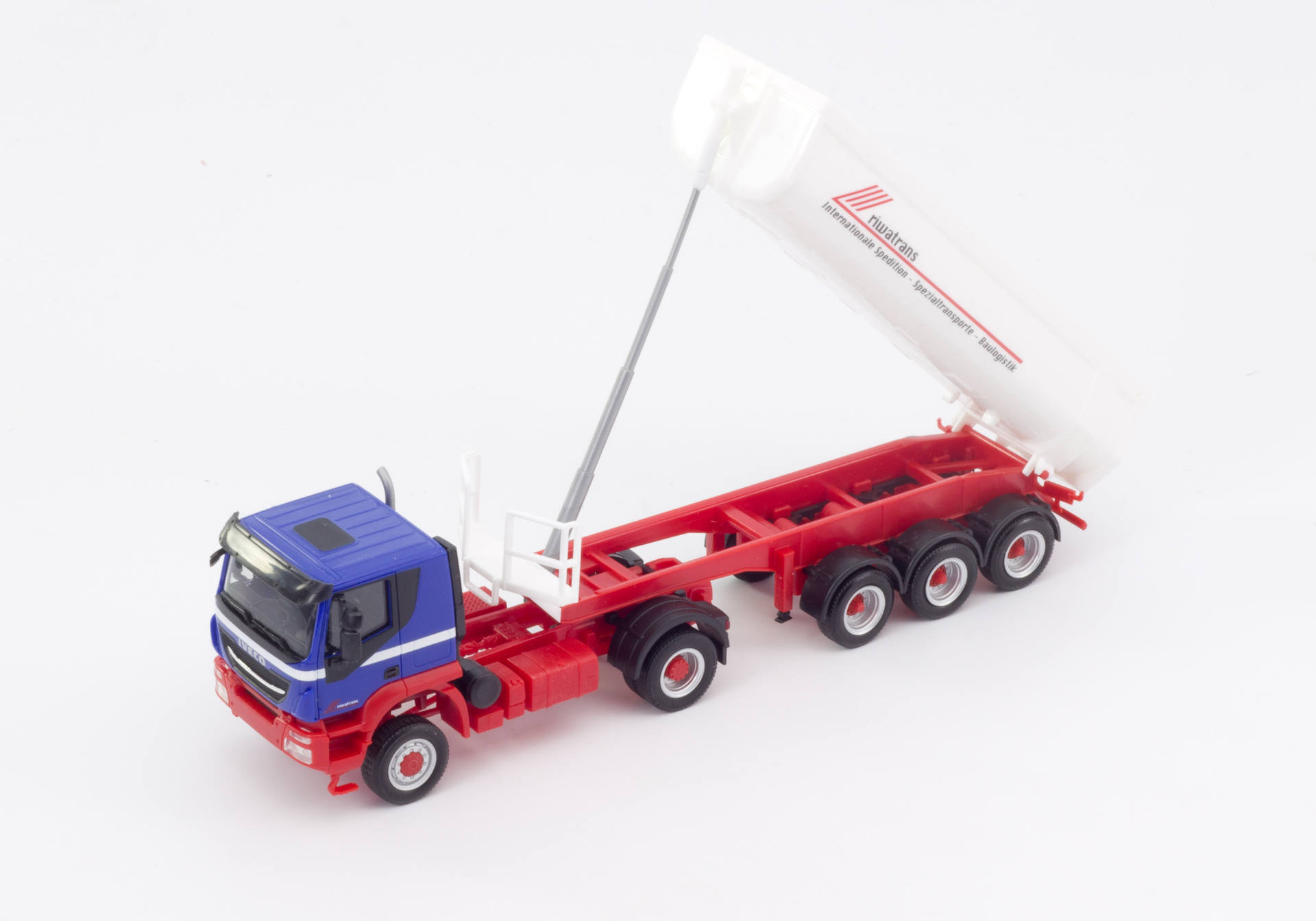 Iveco Trakker 4x4 Thermomulden-Sattelzug „Riwatrans“