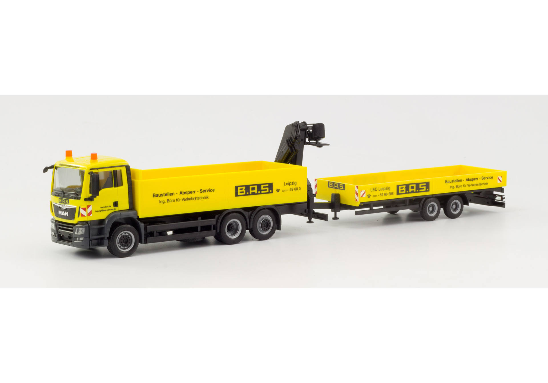 MAN MAN TGS M Pritschen-Hängerzug mit Tieflade-Anhänger und Ladekran "B.A.S." (Sachsen / Leipzig)