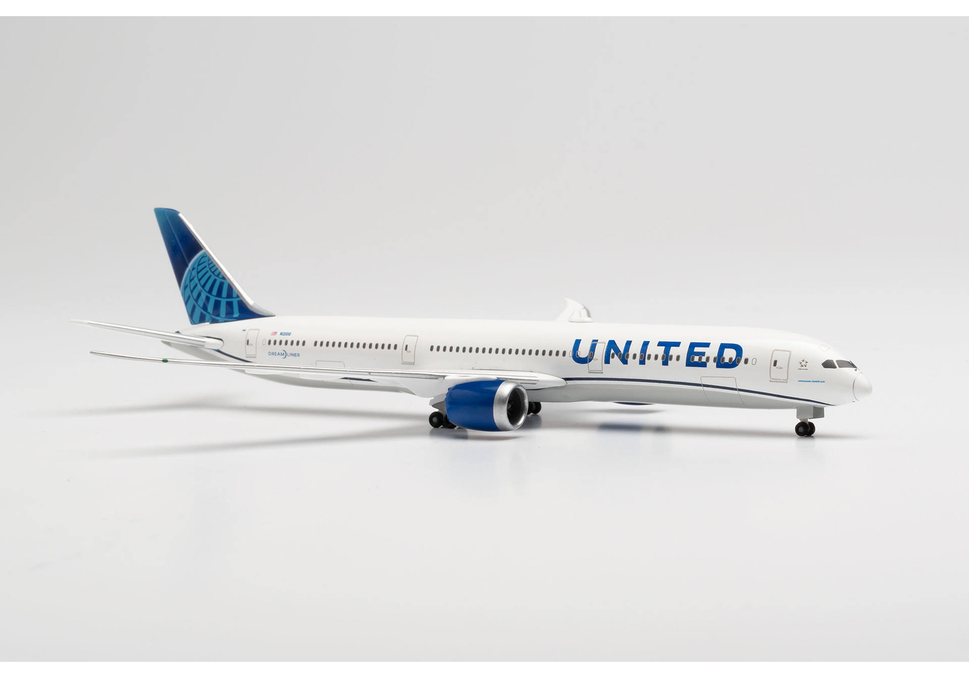 United Airlines - new colors Boeing 787-10 Dreamliner