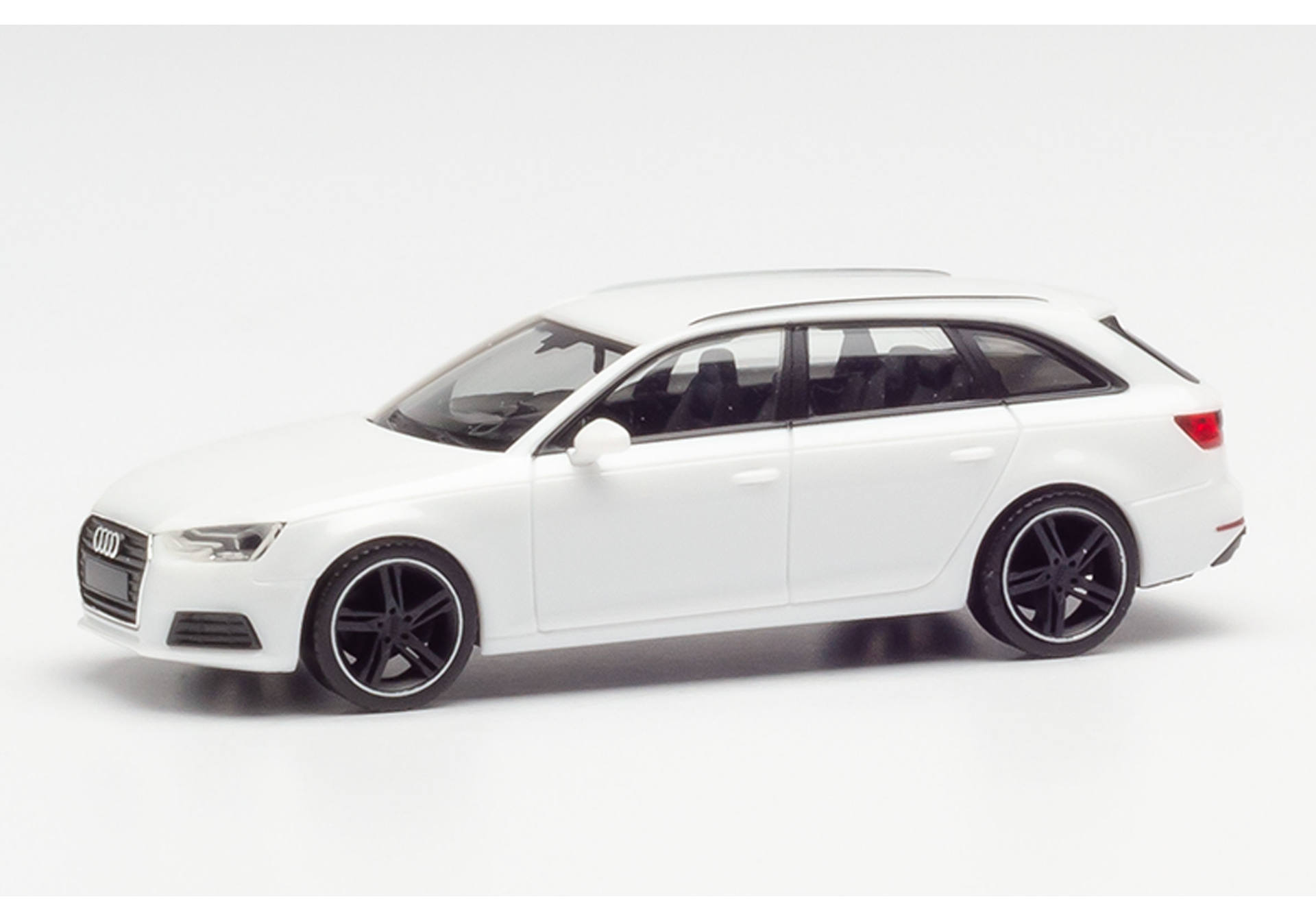 Audi A4 Avant Black Edition, alpinweiss
