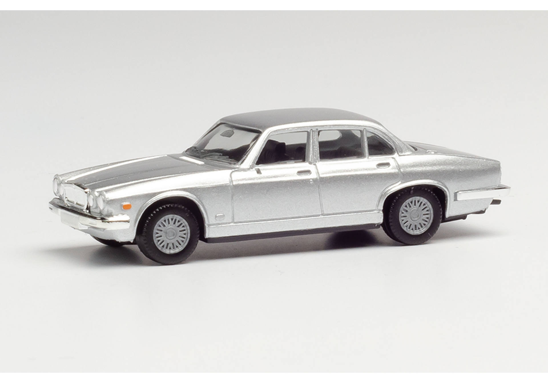 Jaguar XJ 6, silbermetallic