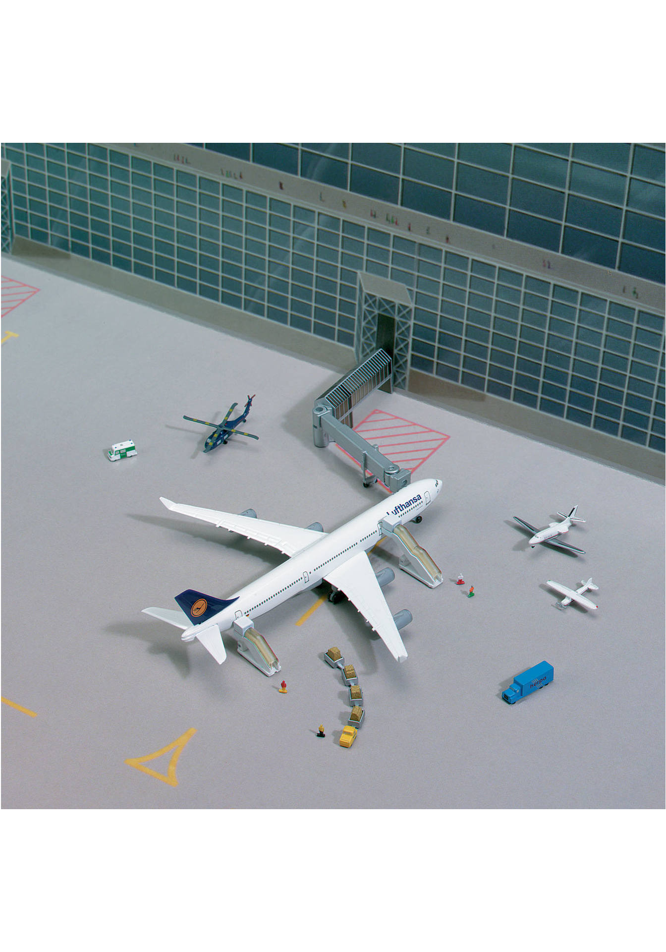 Airport accessories III (consisting of 17 parts)