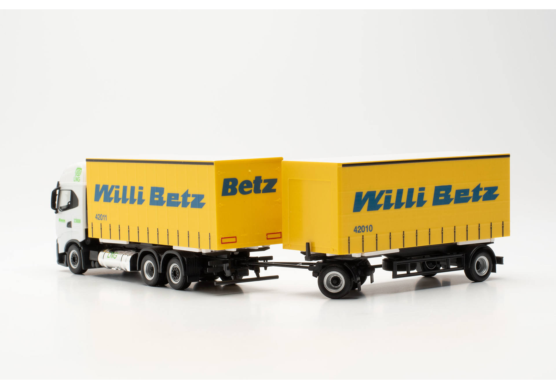 Iveco S-Way LNG Wechselgardinenplanen-Hängerzug „Willi Betz“ (Baden-Württemberg/Reutlingen)