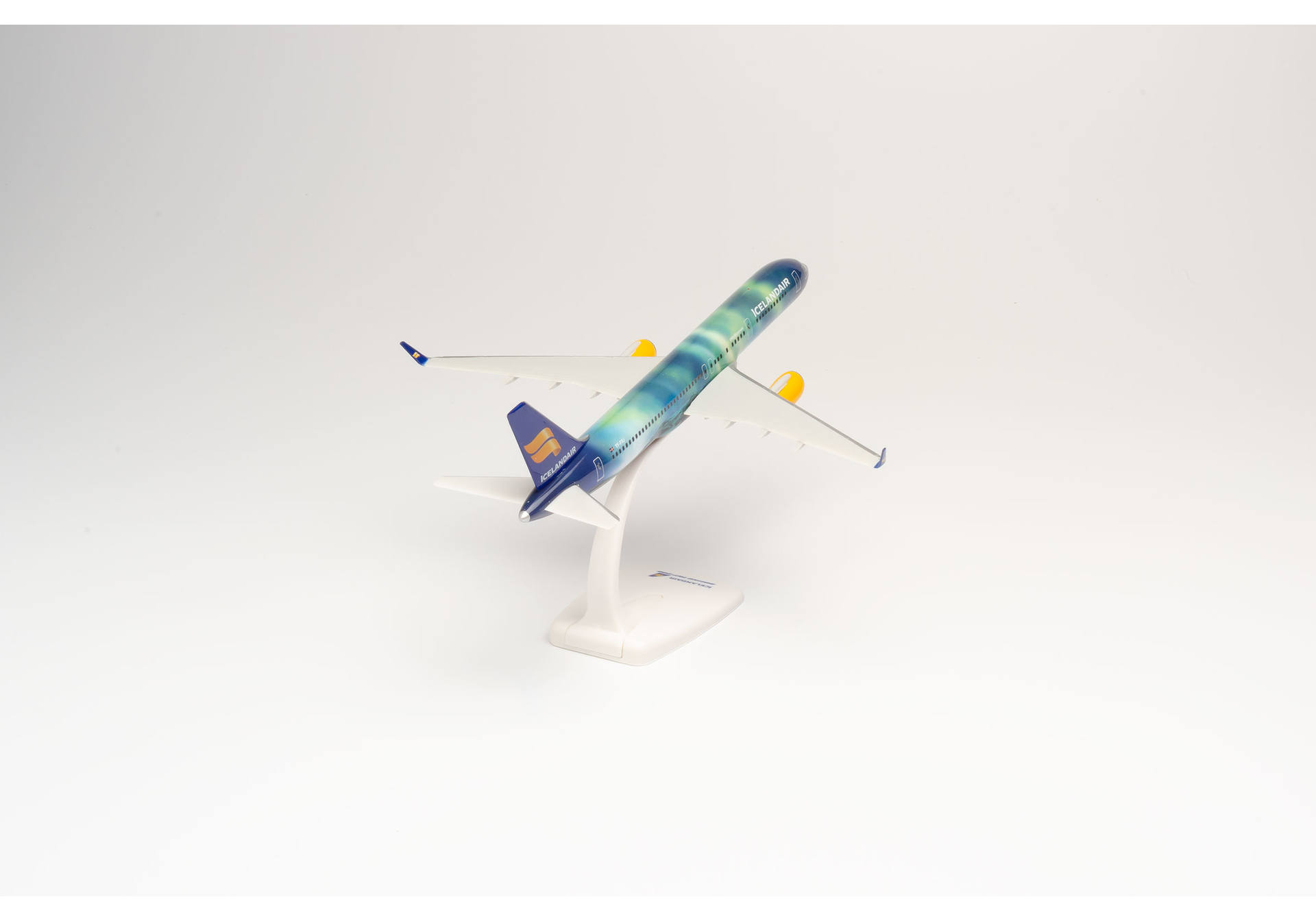 Icelandair Boeing 757-200 "Hekla Aurora"