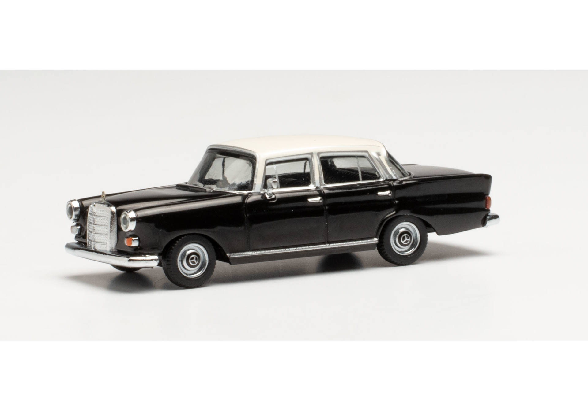 Mercedes-Benz 200 Heckflosse, black/white