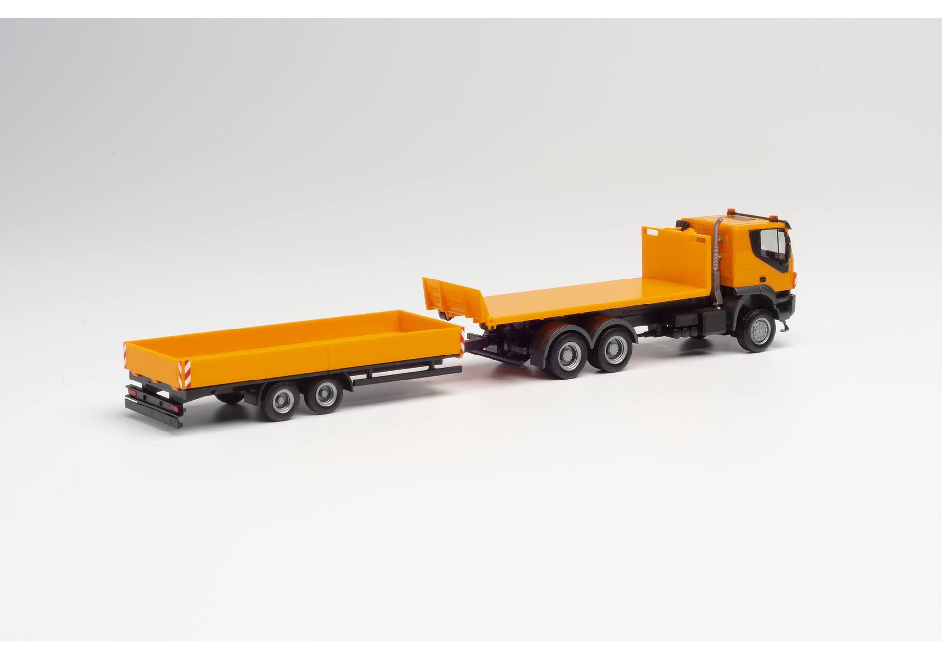Iveco Trakker 6×6 roll-off flatbed truck with low-boy trailer