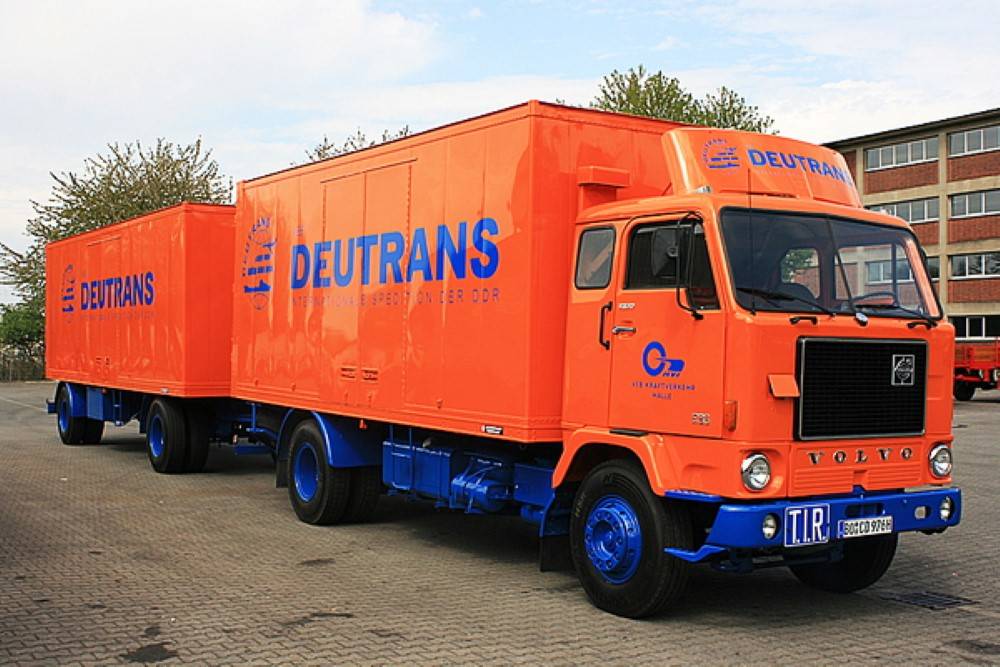 Volvo F88 box trailer "Deutrans"