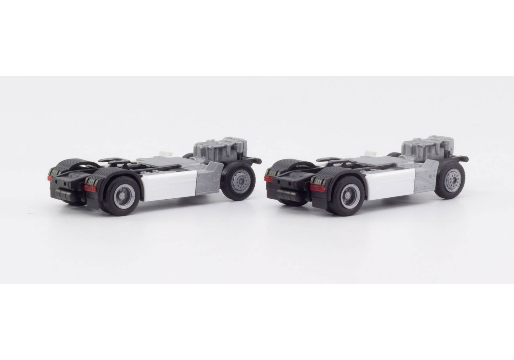 Renault T chassis with paneling. content: 2 pieces