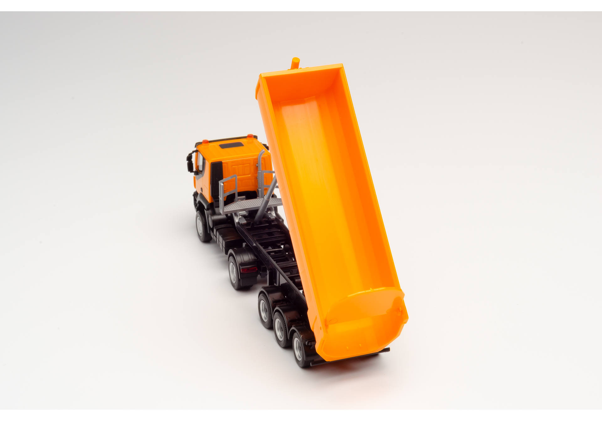 Iveco Trakker 4×4 thermal insulation trough semitrailer, communal orange