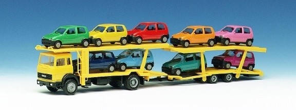 Iveco Turbostar Autotransporter-Hängerzug 2a/2a bestückt mit 9 Fiat Cinquecento Länderserie Italien