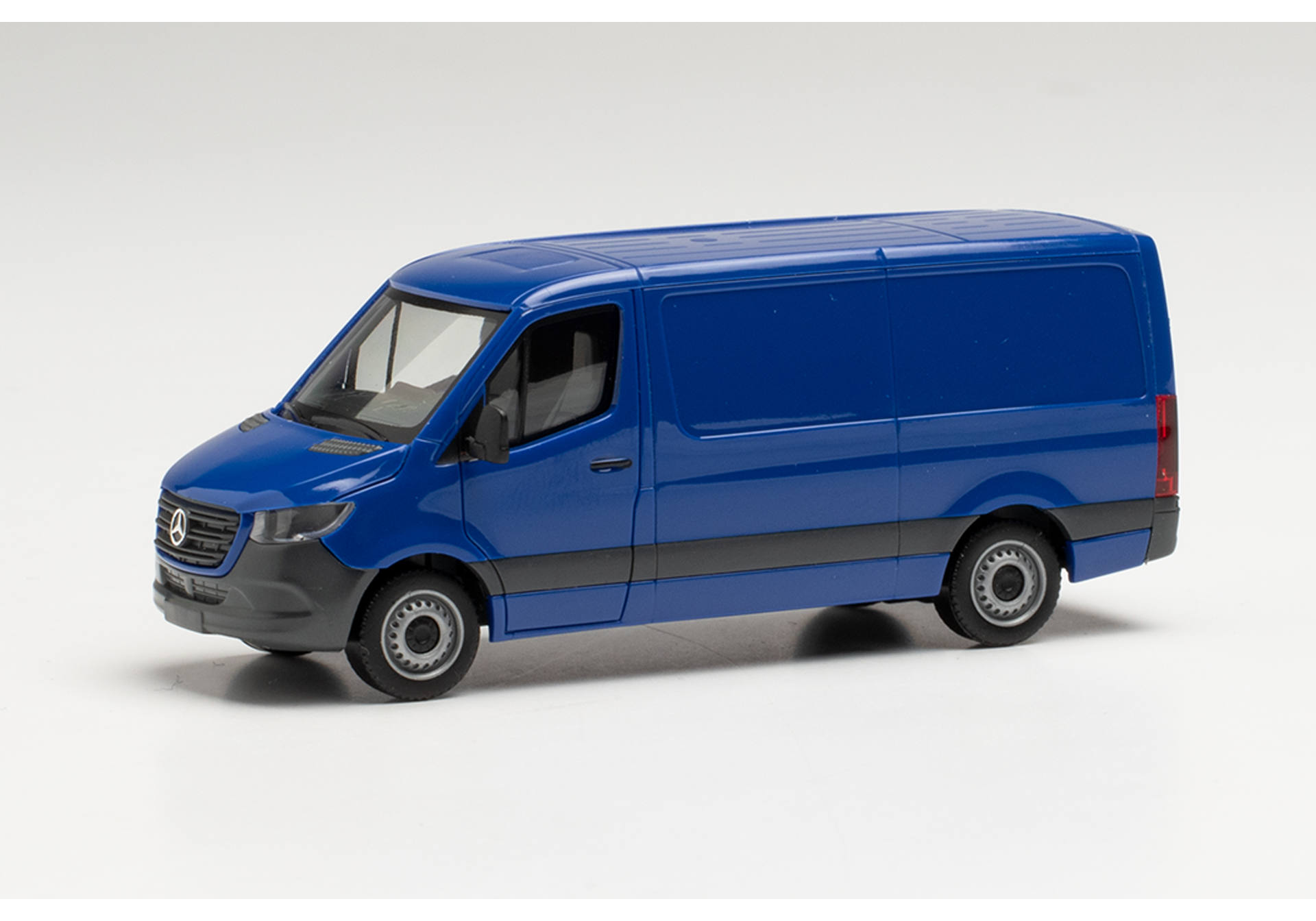 Mercedes-Benz Sprinter `18 box low roof, ultramarine blue