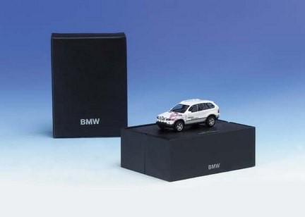 BMW X5 4.4i "Mobile Tradition" PC-Vitrine in special packaging