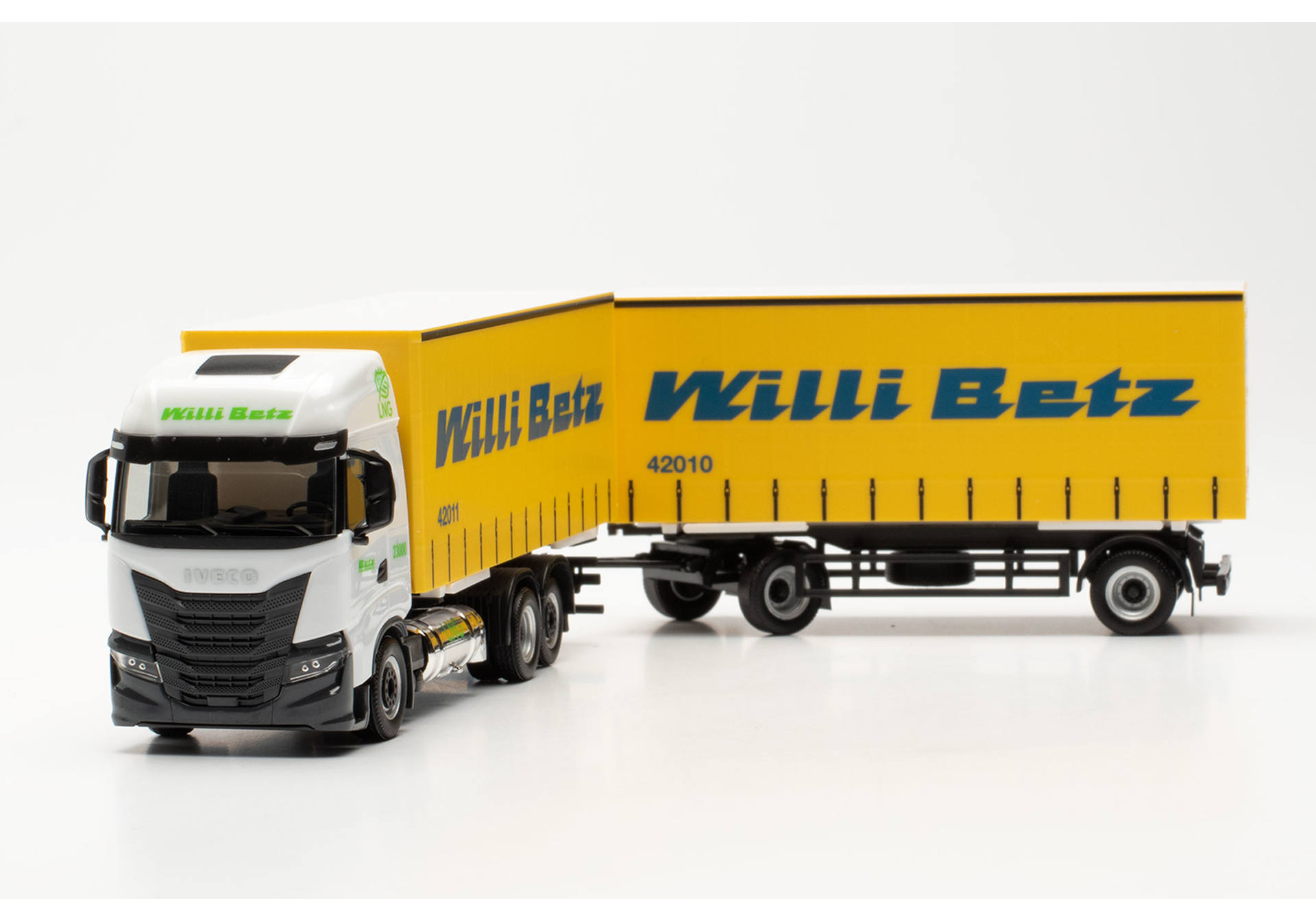 Iveco S-Way LNG Wechselgardinenplanen-Hängerzug „Willi Betz“ (Baden-Württemberg/Reutlingen)