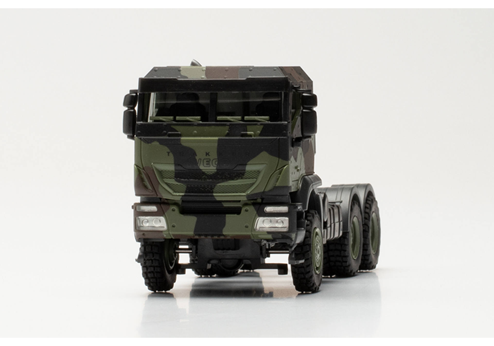 Iveco Trakker protected 6×6 tractor unit Flecktarn „Bundeswehr“