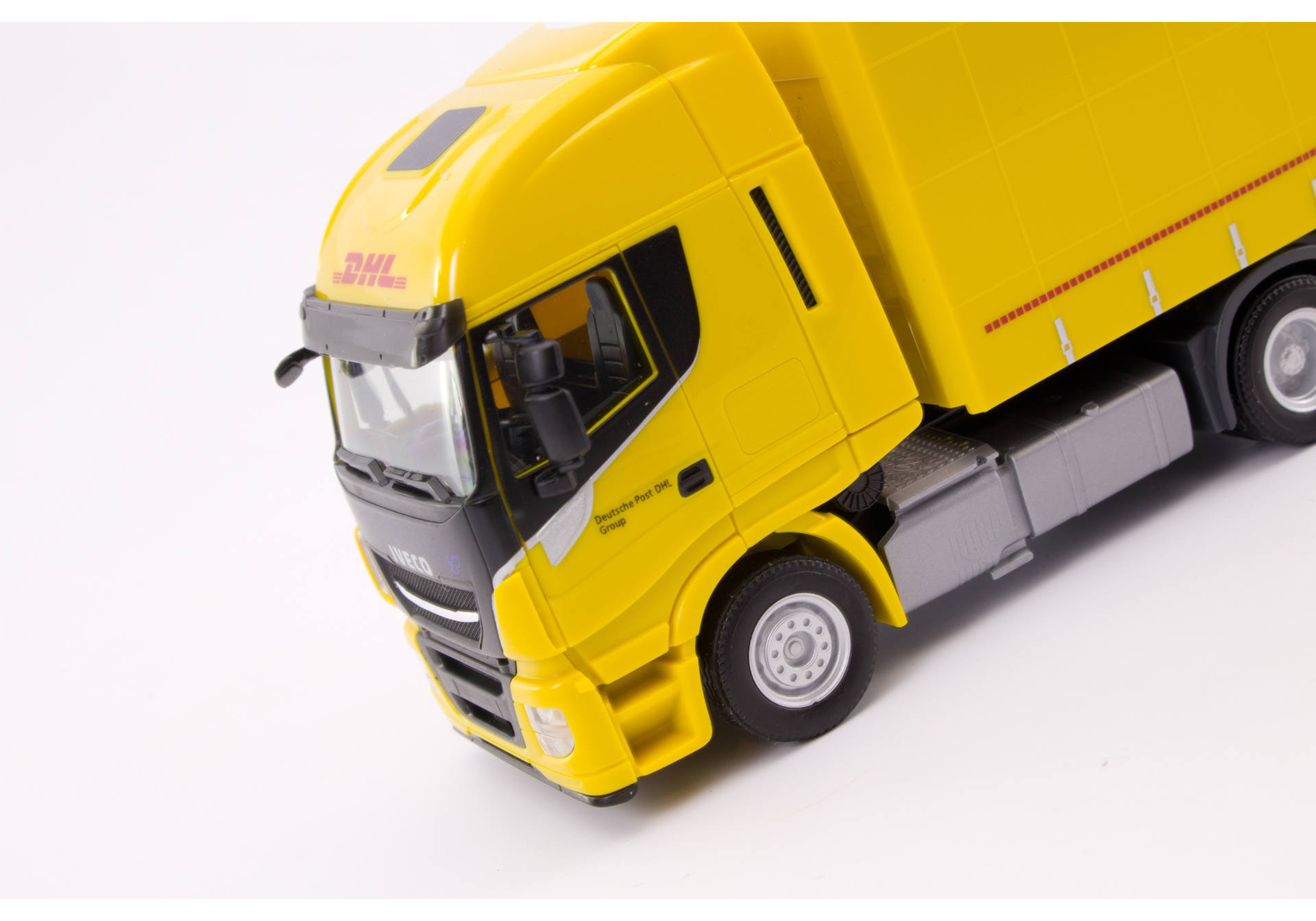 Iveco Stralis XP Gardinenplanen-Sattelzug "DHL"