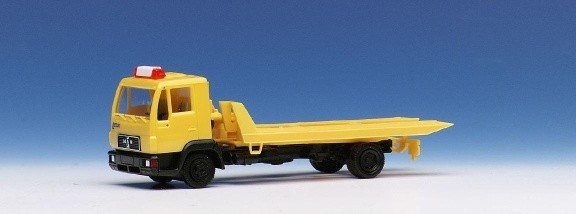 Man L 2000 towing car 2a