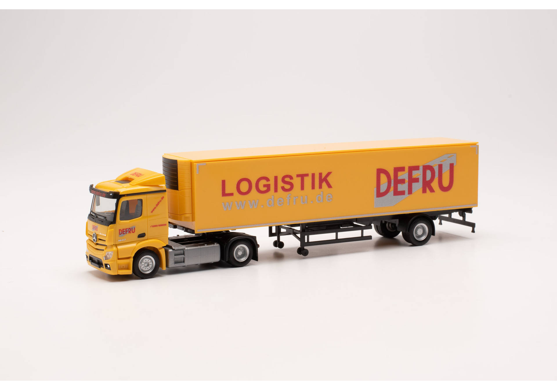 Mercedes-Benz Classicspace refrigerated box semitrailer "DEFRU"