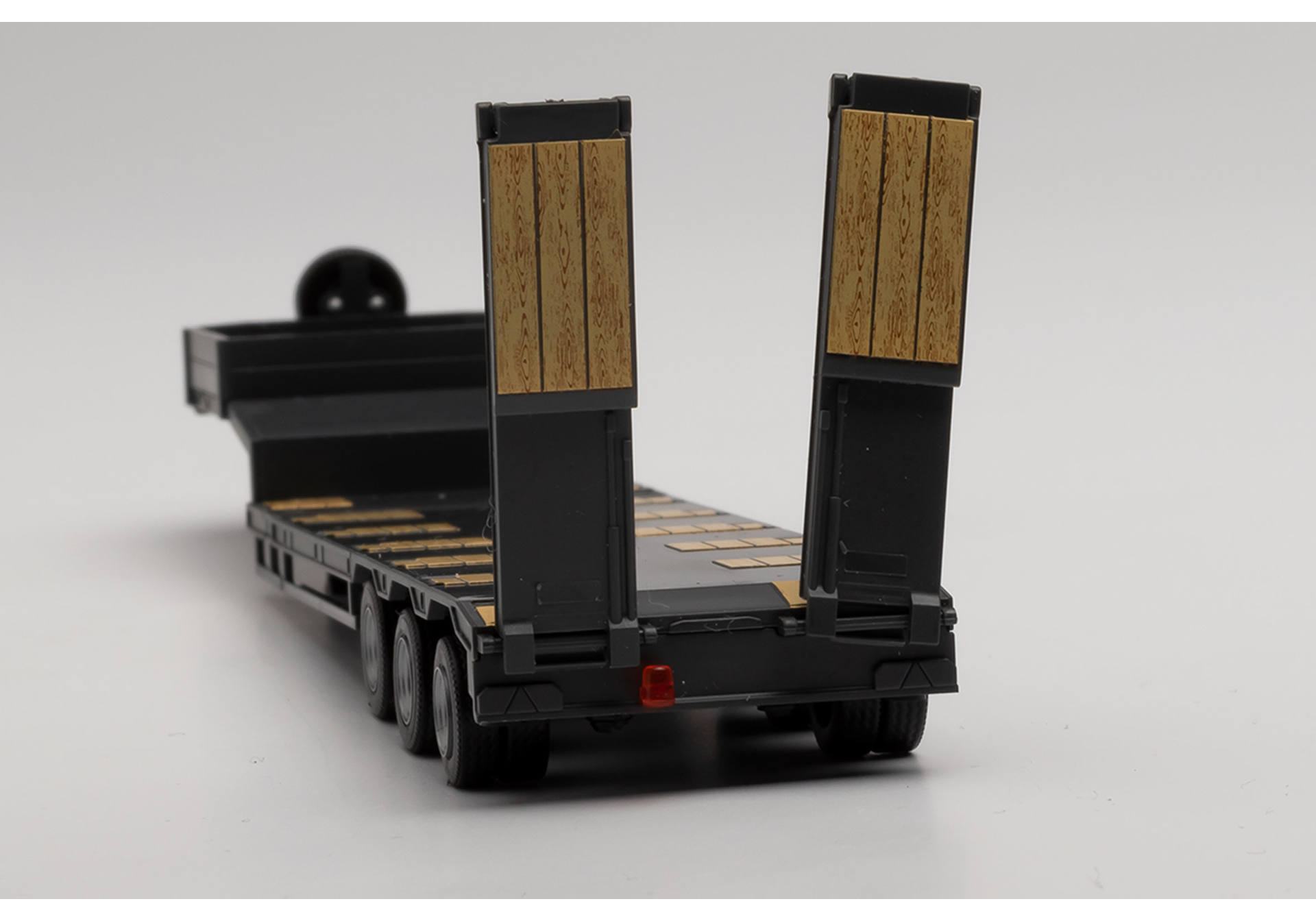 Goldhofer low boy trailer 3-axle with assembled chutes, anthracite