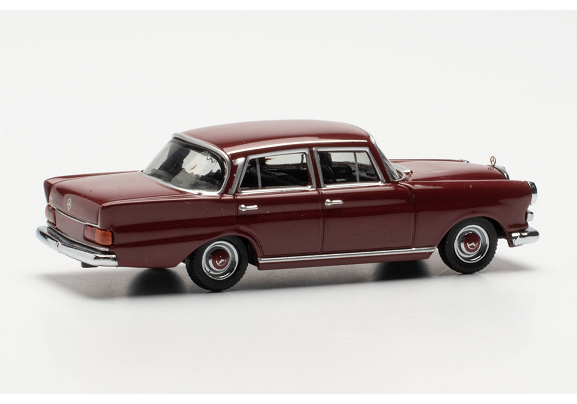 Mercedes-Benz 200 Heckflosse, weinrot