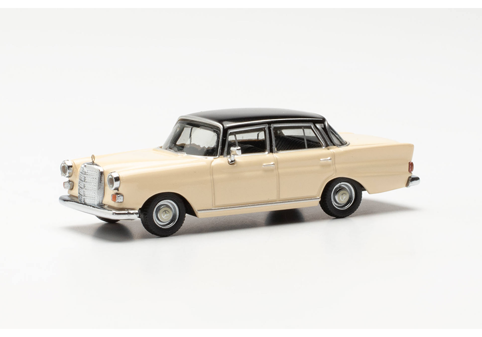Mercedes-Benz 200 Heckflosse, creme