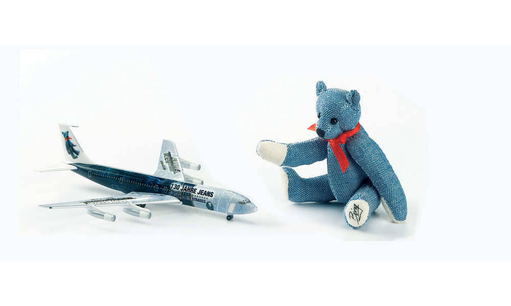 Levi Strauss Set Boeing 707-300 with Bing collectable bear