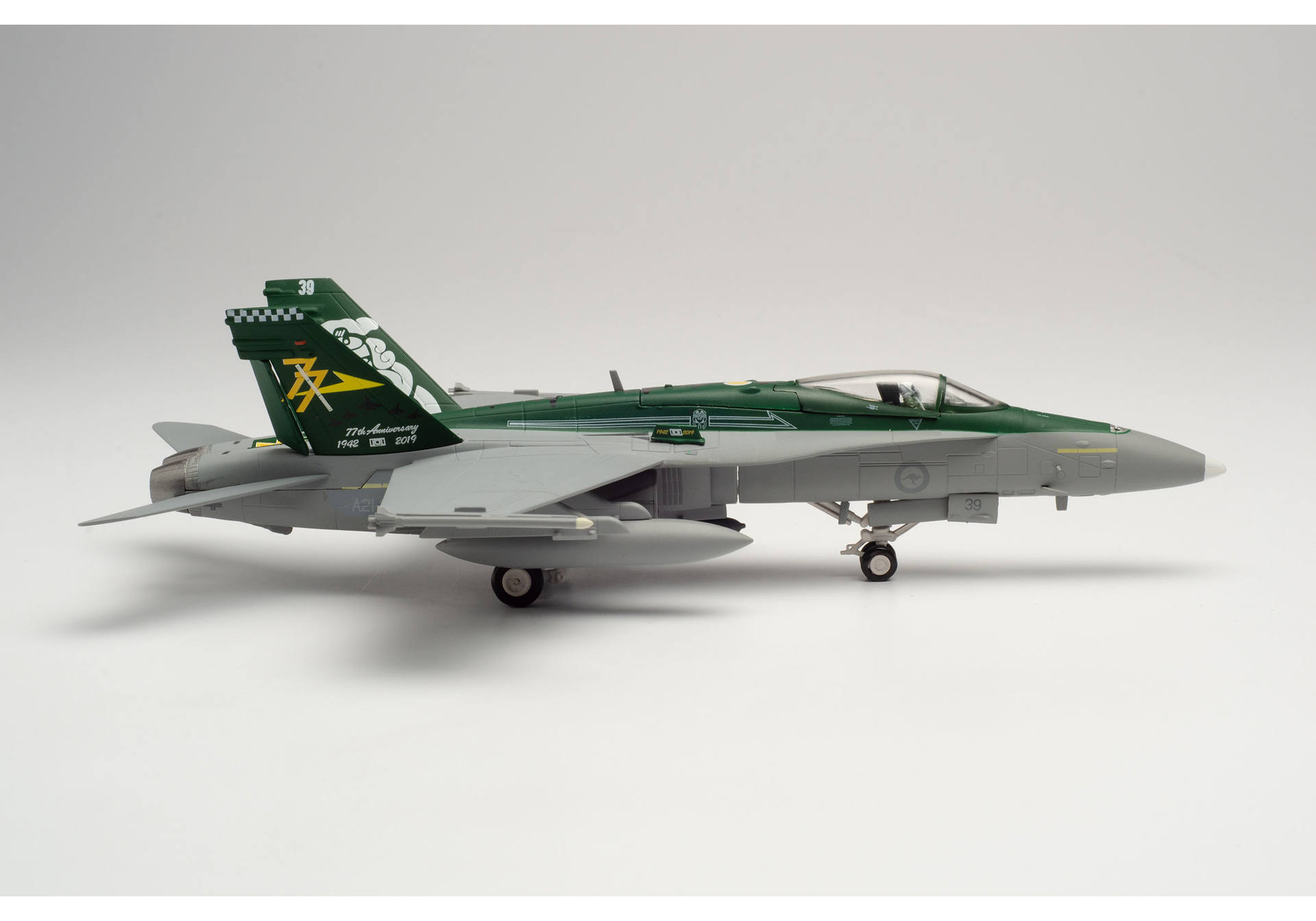 Royal Australian Air Force McDonnell Douglas F/A-18A Hornet - No. 77 Squadron „77th Anniversary“, Williamtown Air Base – A21-39