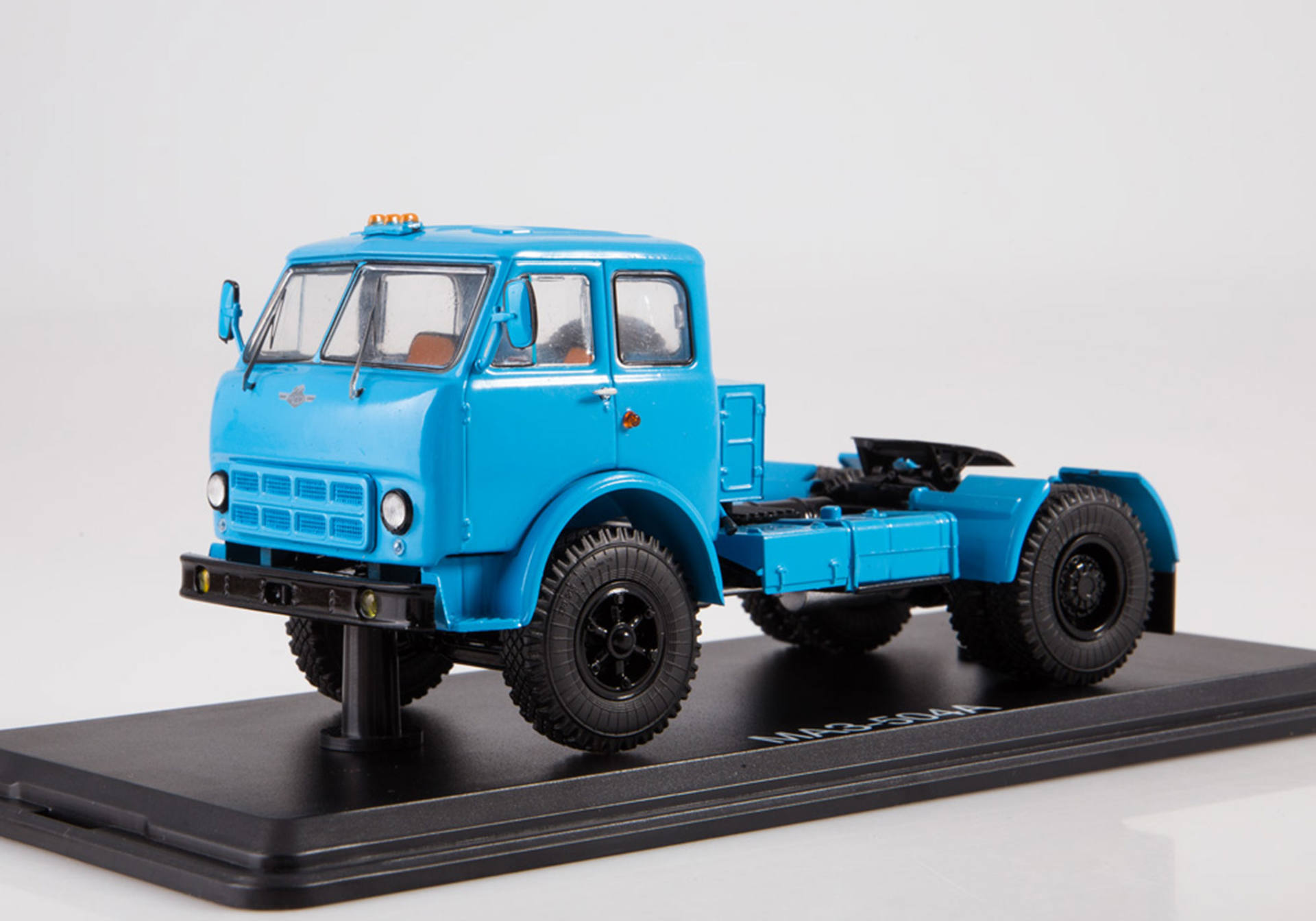 MAZ-504A tractor, blue