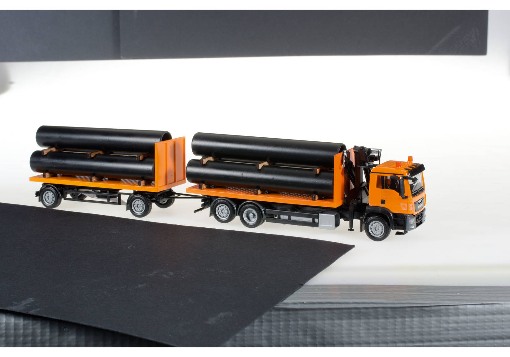 MAN TGS M Flachbett-Hängerzug mit Ladekran und Ladegut Röhren