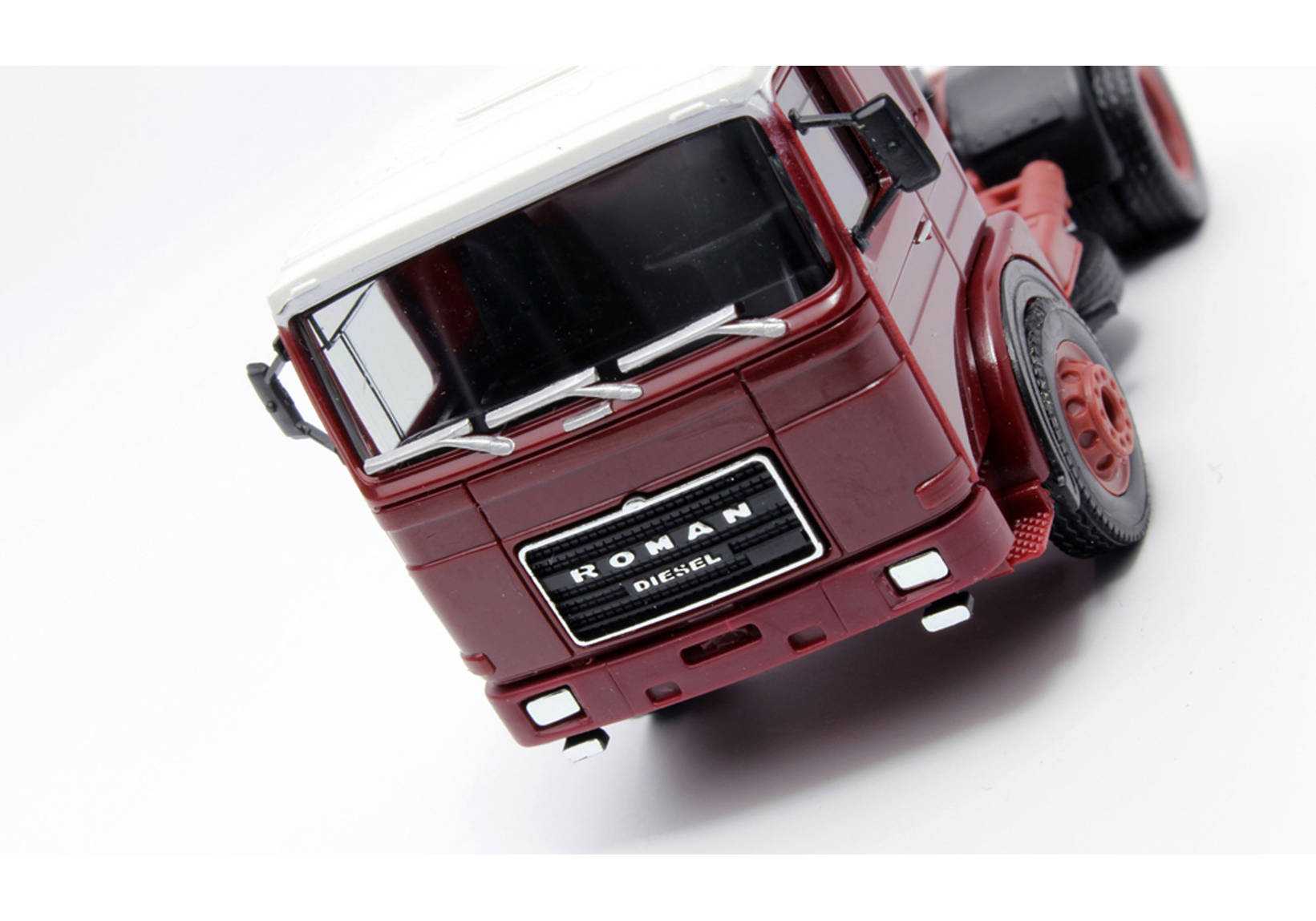 Roman Diesel 4×2 rigid tractor, brown-red / white roof