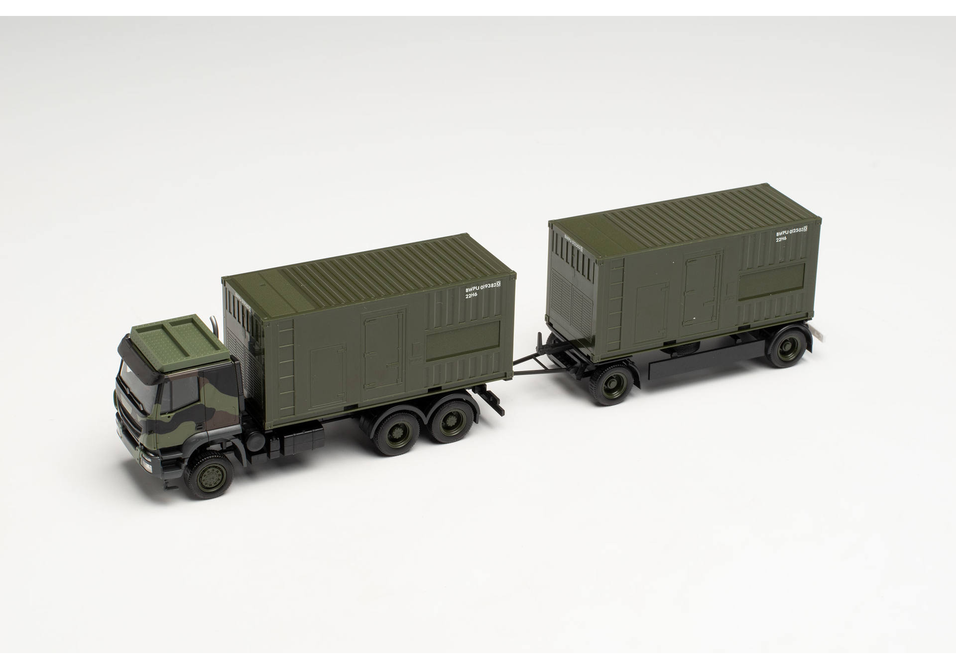 Iveco Trakker Container-Hängerzug mit 2×20-ft. Stromaggregat „Bundeswehr“