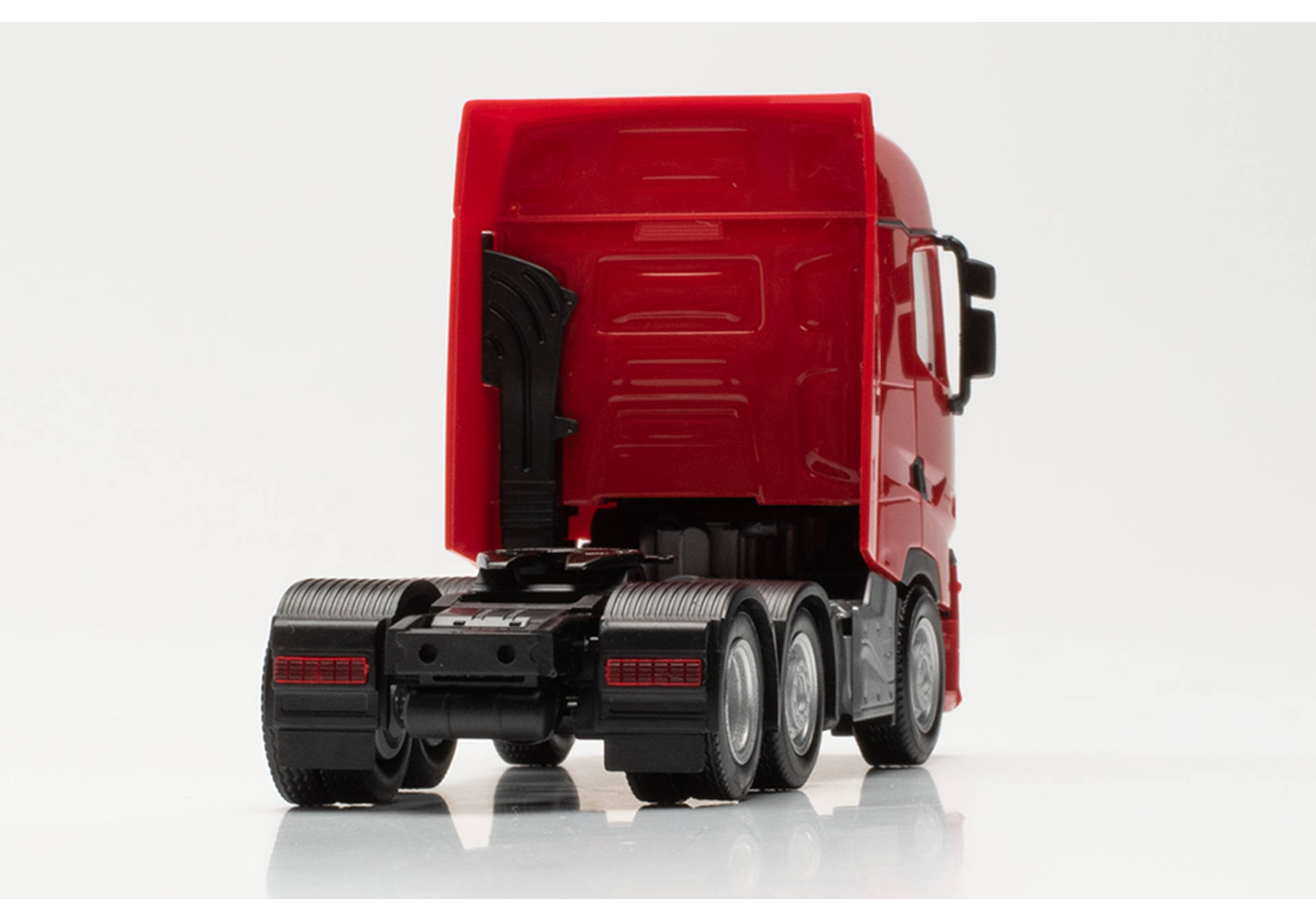 Renault facelift tractor 6x2, red