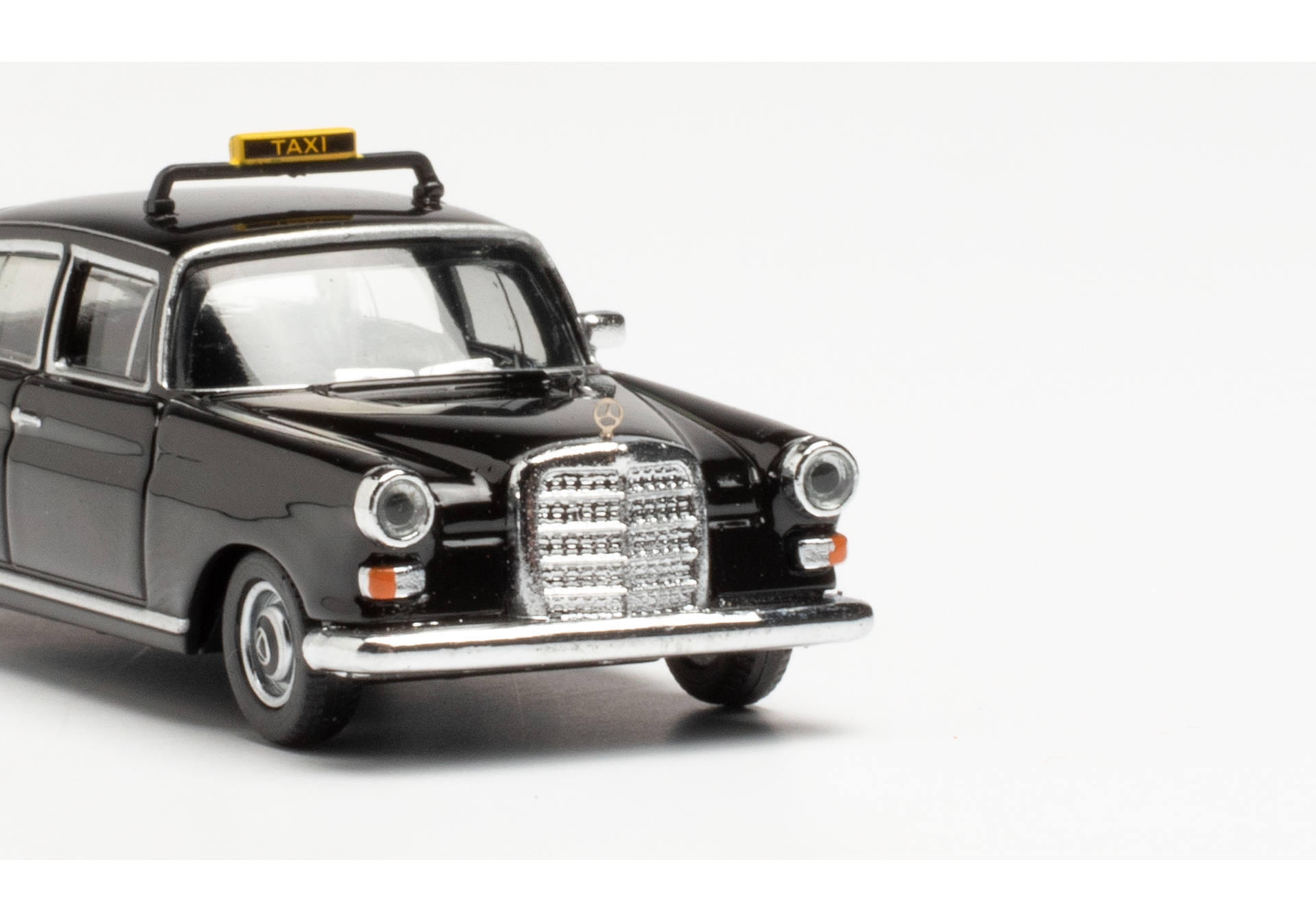 Mercedes-Benz 200 Heckflosse „Taxi“ schwarz