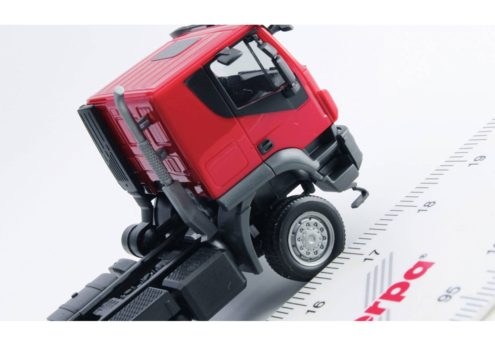 Iveco Trakker tractor 6×6, red