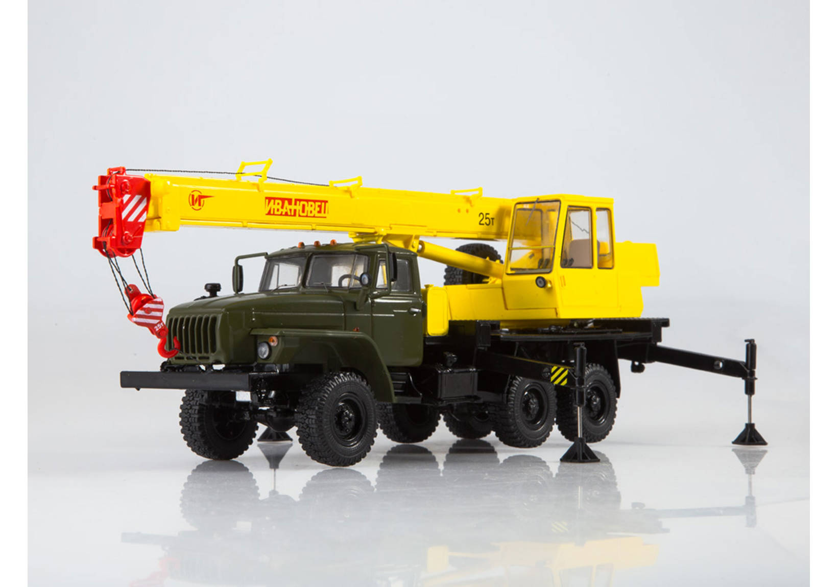 Crane truck KS-3574 (URAL-4320-31), olive/yellow