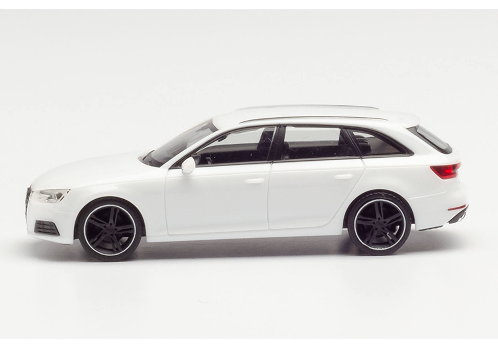 Audi A4 Avant Black Edition, alpinweiss