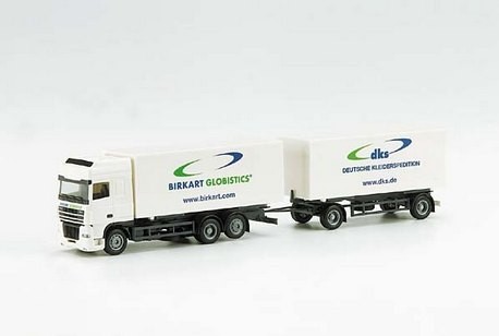 DAF XF case trailer train