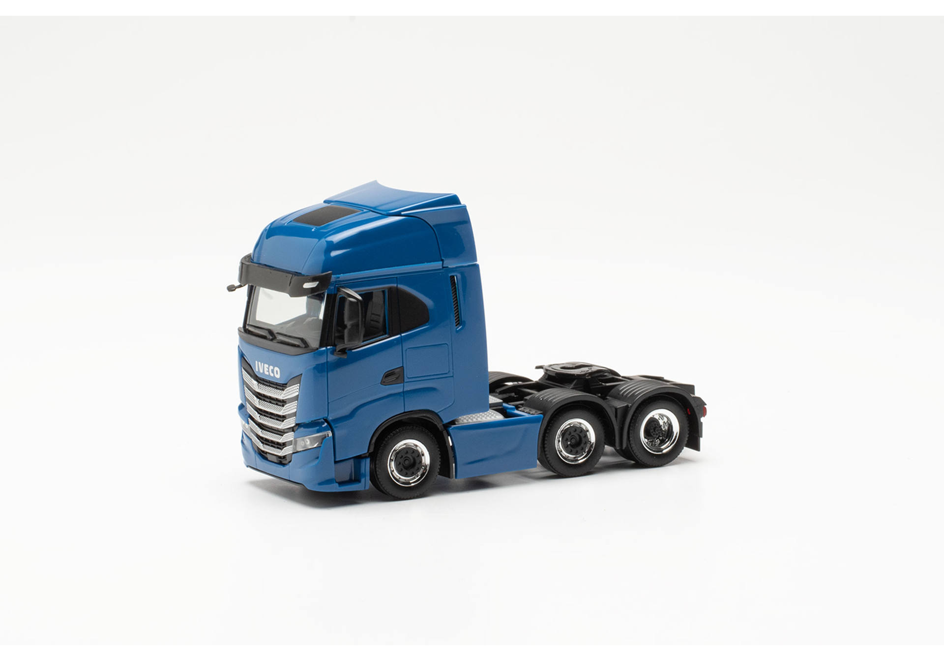 Iveco S-Way rigid tractor 3axles, gentian blue