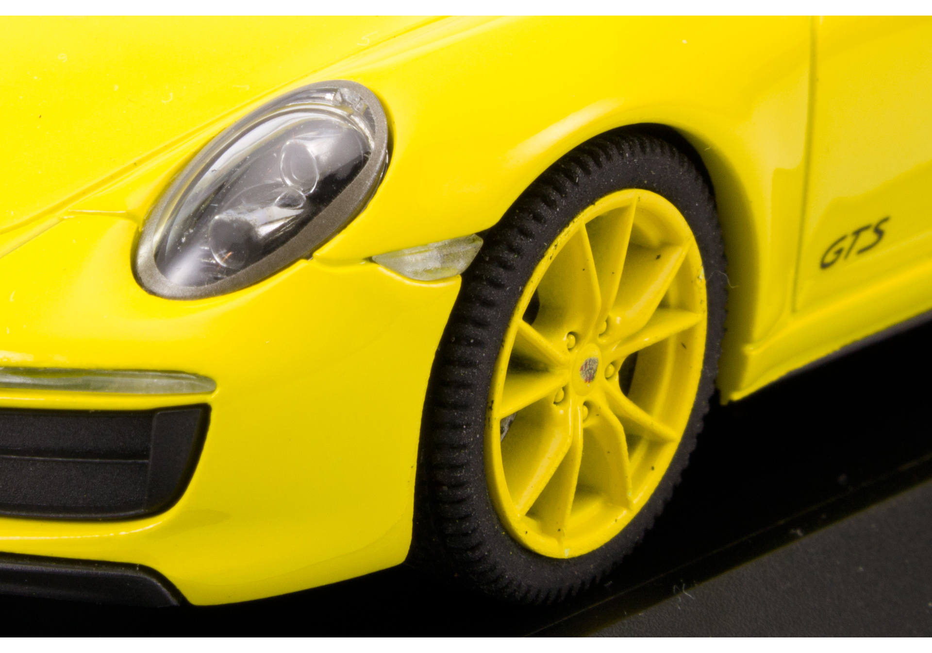 Porsche 911 Targa 4 GTS, racing yellow
