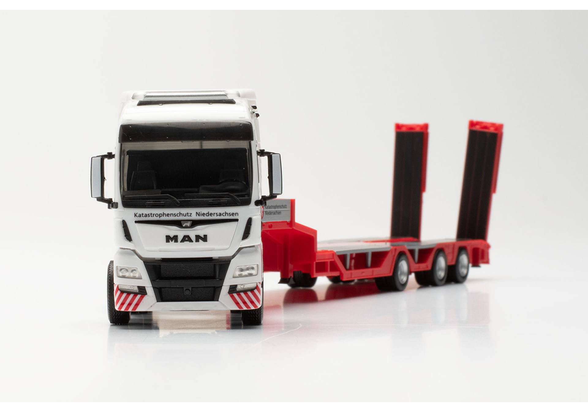 MAN TGX XXL 6x2 Allrounder Tieflade-Sattelzug „Katastrophenschutz Niedersachsen“ (Niedersachsen/Celle)