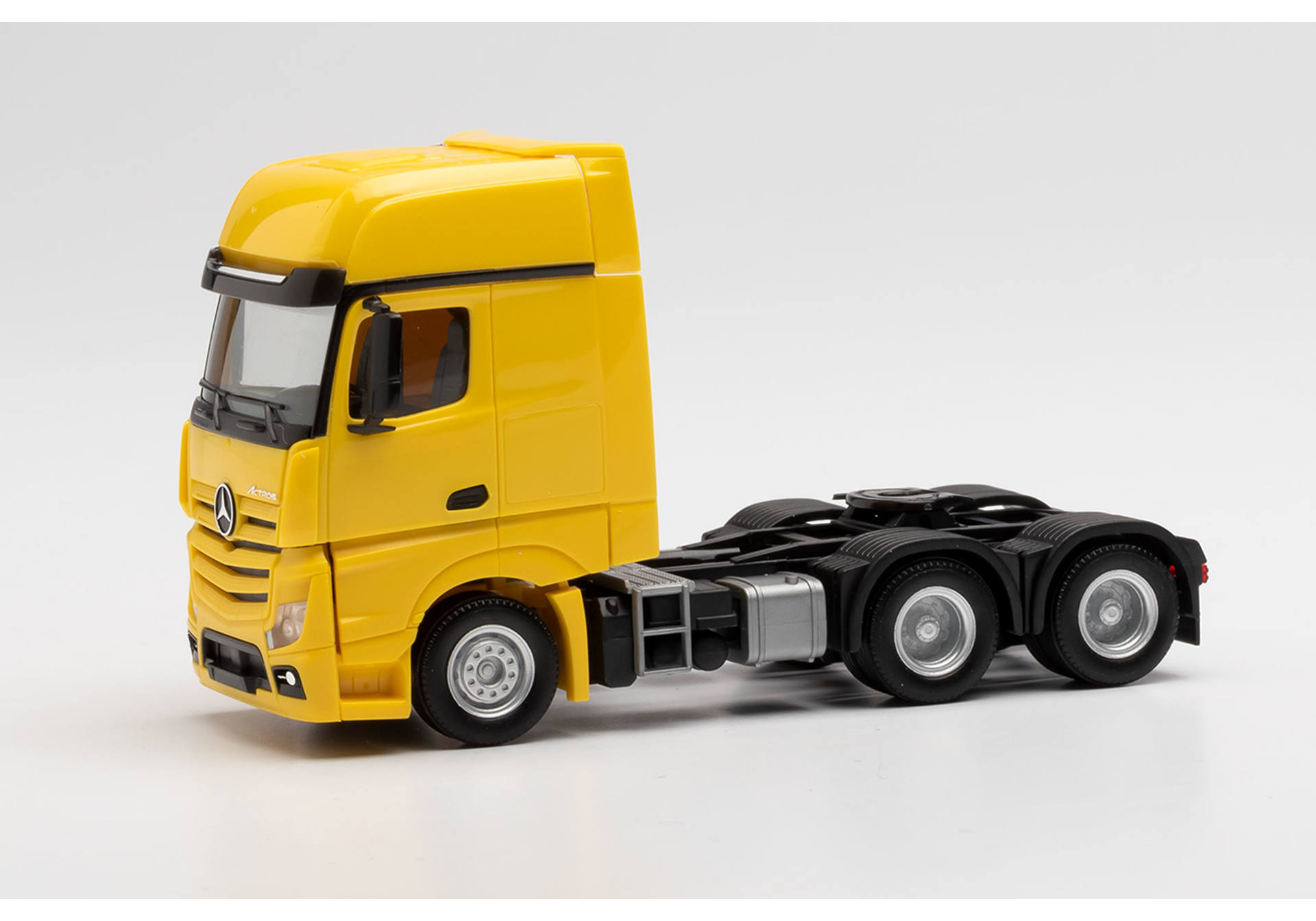 Mercedes-Benz Actros Gigaspace 6x4 Zugmaschine, gelb